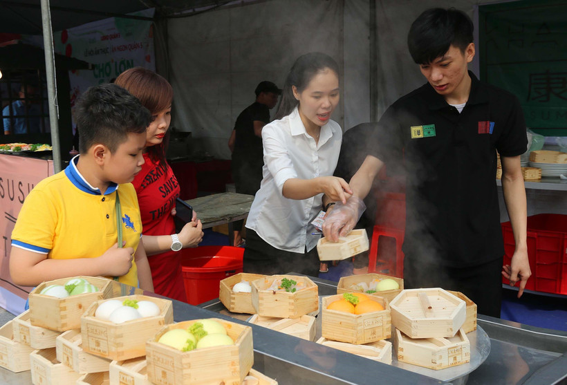 Đông đảo thực khách đến tham quan và thưởng thức món bánh bao xá xíu tại Lễ hội. (Ảnh: Thanh Vũ/TTXVN)