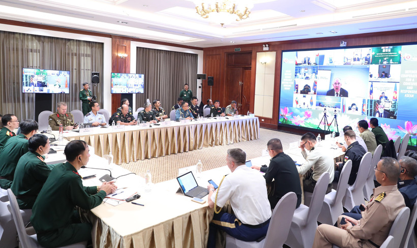 Đại biểu Bộ Quốc phòng và đại diện Bộ Quốc phòng các nước dự Hội nghị trực tuyến Nhóm làm việc Quan chức Quốc phòng cấp cao ASEAN mở rộng (ADSOM+WG) tại Hà Nội. (Ảnh: Lâm Khánh/TTXVN)