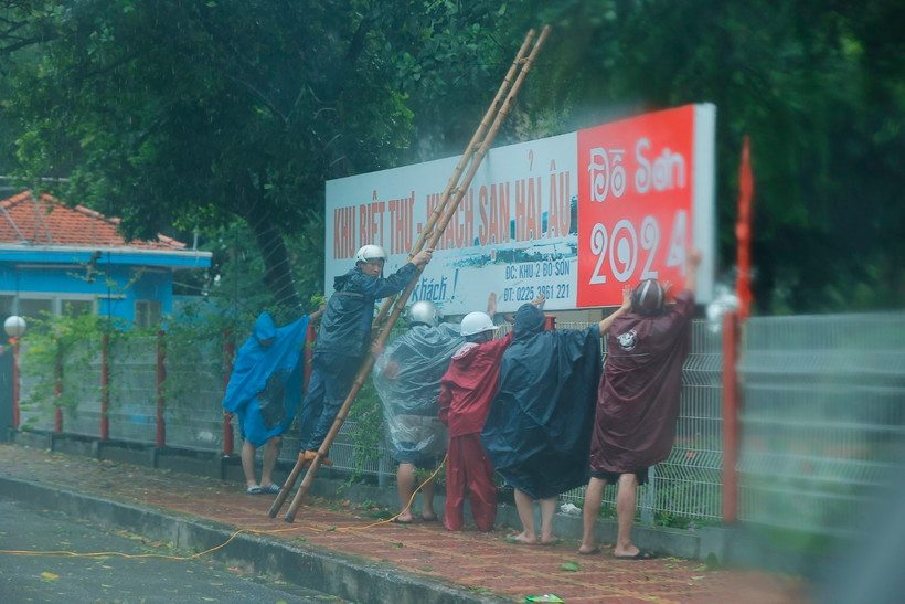 Người dân chằng chống nhà khi bão đang vào đất liền (ảnh chụp lúc 9 giờ). (Ảnh: Minh Quyết/TTXVN)