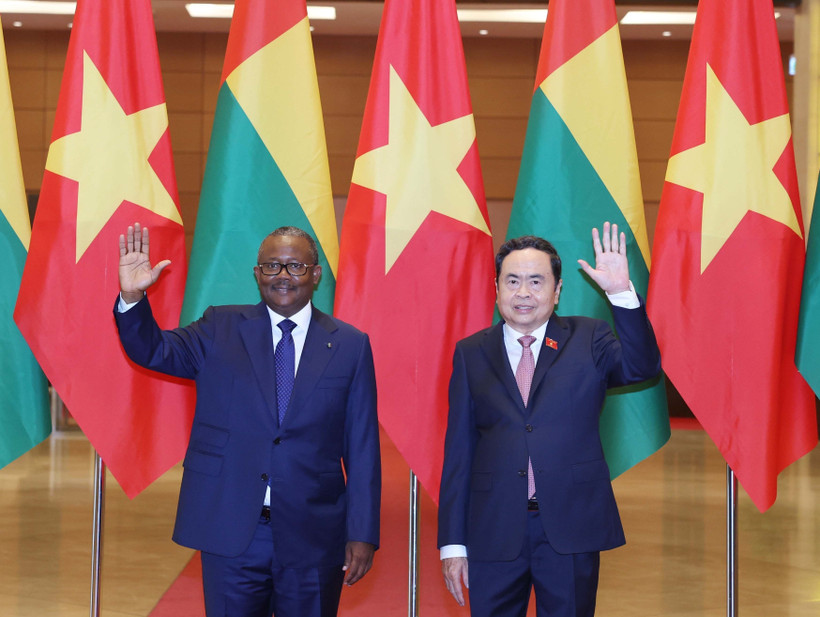 Chủ tịch Quốc hội Trần Thanh Mẫn và Tổng thống Guinea-Bissau Umaro Sissoco Embaló chụp ảnh chung. (Ảnh: Thống Nhất/TTXVN)