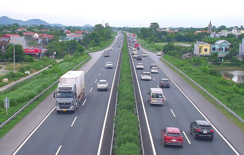 Phương tiện lưu thông trên một đoạn tuyến đường bộ cao tốc. (Ảnh: PV/Vietnam+)