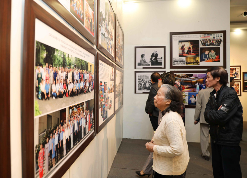 Khách tham quan triển lãm trong ngày khai mạc. (Ảnh: Thanh Tùng-TTXVN)