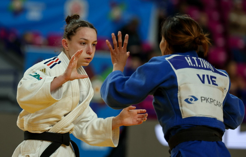 Vận động viên Hoàng Thị Tình của Việt Nam (phải) trong trận đấu gặp võ sỹ Gilly Coralie của Pháp. (Ảnh: TTXVN phát)