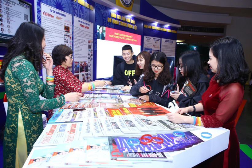 Đại biểu, khách đến thăm gian trưng bày các ấn phẩm của TTXVN tại Hội báo toàn quốc 2019. (Ảnh: Minh Quyết/TTXVN)