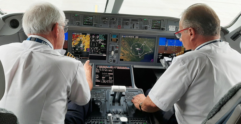 Phi công đang làm việc trong buồng lái. (Ảnh: Việt Hùng/Vietnam+)