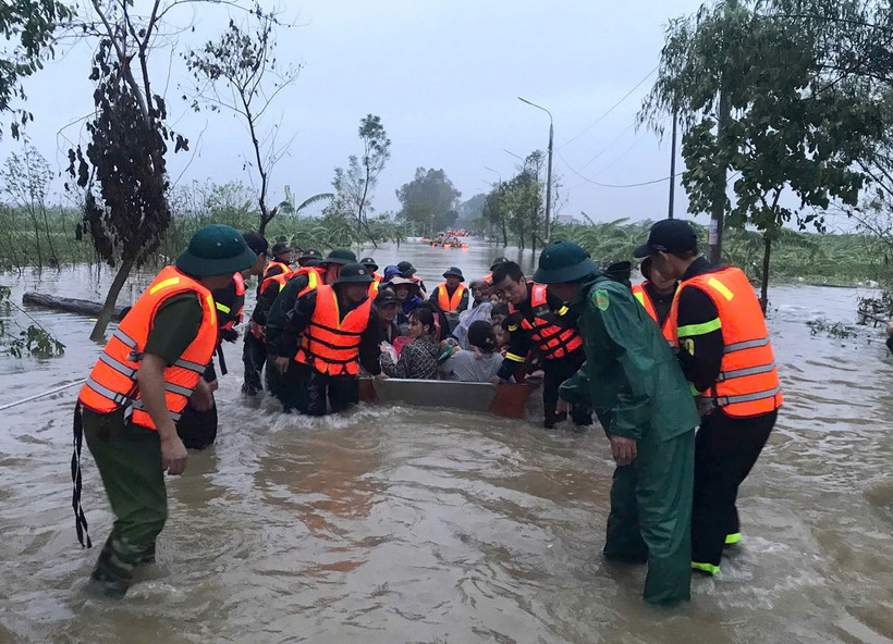 Lực lượng vũ trang tỉnh Hưng Yên di dời người dân xã Phú Cường, thành phố Hưng Yên đến nơi an toàn. (Ảnh: TTXVN phát)