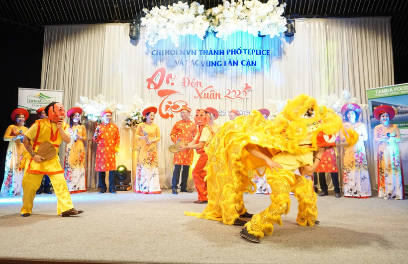 Tiết mục chào đón Năm mới 2020 tại Teplice. (Ảnh: Hồng Kỳ/Vietnam+)