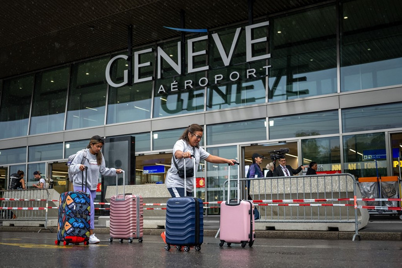 Hành khách tới Sân bay Quốc tế Geneva ở Thuỵ Sĩ ngày 30/6/2023. (Ảnh: AFP/TTXVN)