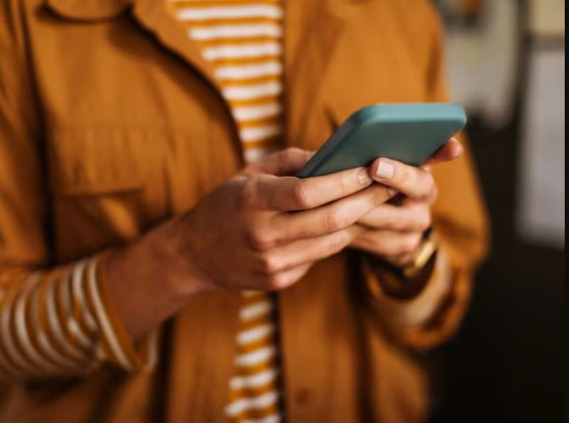 Bức xạ từ điện thoại thông minh có ảnh hưởng tới sức khỏe người dùng? (Ảnh: iStock)