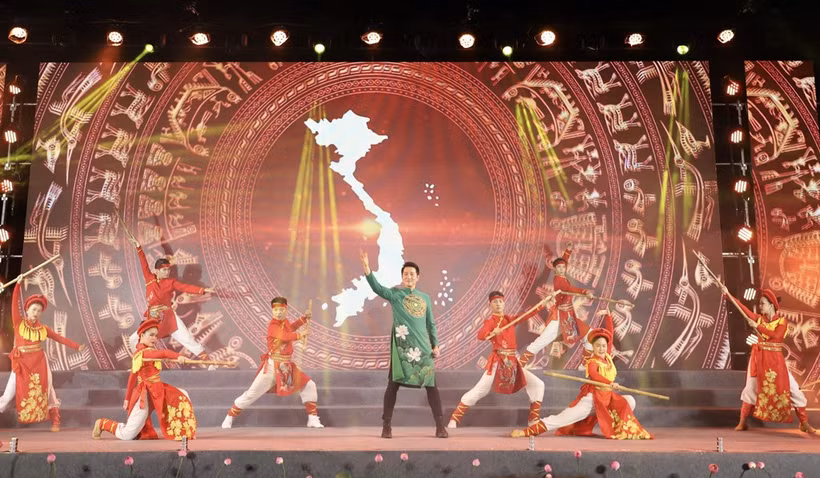 Tổ khúc nghệ thuật “Hào khí Việt Nam” do ca sỹ Nguyễn Phi Hùng và nhóm múa Sắc Vũ trình diễn tại chương trình. (Ảnh: Hồng Giang/TTXVN)
