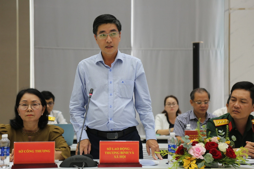 Ông Phạm Văn Tuyên, Phó Giám đốc Sở Lao động - Thương binh và Xã hội tỉnh Bình Dương trả lời về vụ Công ty Hoàng Sinh không trả lương cho công nhân lao động. (Ảnh: Huyền Trang/TTXVN)