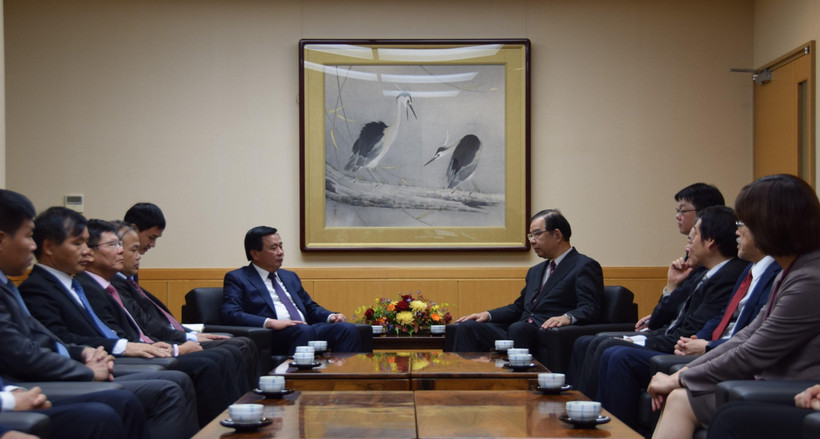 Ông Shii Kazuo, Chủ tịch Đảng Cộng sản Nhật Bản (phải) tiếp Bí thư Trung ương Đảng Nguyễn Xuân Thắng. (Ảnh: Đào Thanh Tùng/TTXVN)