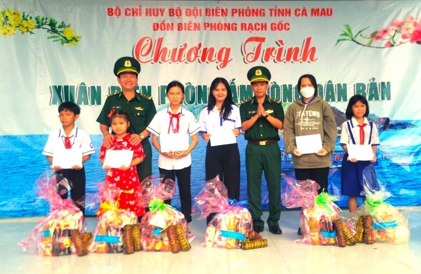 Đồn Biên phòng Rạch Gốc (Cà Mau) phối hợp chính quyền địa phương tổ chức Chương trình ''Xuân Biên phòng ấm lòng dân bản.'' (Ảnh: TTXVN phát)