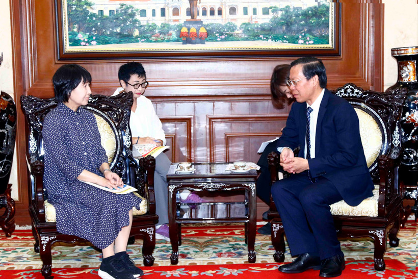 Chủ tịch Ủy ban Nhân dân Thành phố Hồ Chí Minh Phan Văn Mãi tiếp bà Hirose Noriko, Đại sứ Du lịch Thành phố Hồ Chí Minh tại tỉnh Aichi (Nhật Bản). (Ảnh: Xuân Khu/TTXVN)