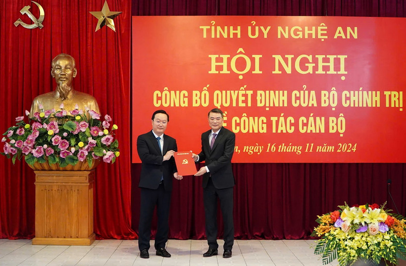 Ủy viên Bộ Chính trị, Bí thư Trung ương Đảng, Trưởng Ban Tổ chức Trung ương Lê Minh Hưng trao Quyết định cho ông Nguyễn Đức Trung, Bí thư Tỉnh ủy, Chủ tịch Ủy ban Nhân dân tỉnh Nghệ An. (Ảnh: Văn Tý/TTXVN)