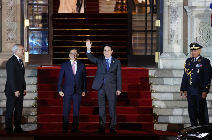 Chủ tịch nước Lương Cường và Phó Thủ tướng, Bộ trưởng Bộ Ngoại giao Bùi Thanh Sơn đến dự Tiệc chiêu đãi chính thức các Nhà lãnh đạo APEC. (Ảnh: Lâm Khánh/TTXVN)