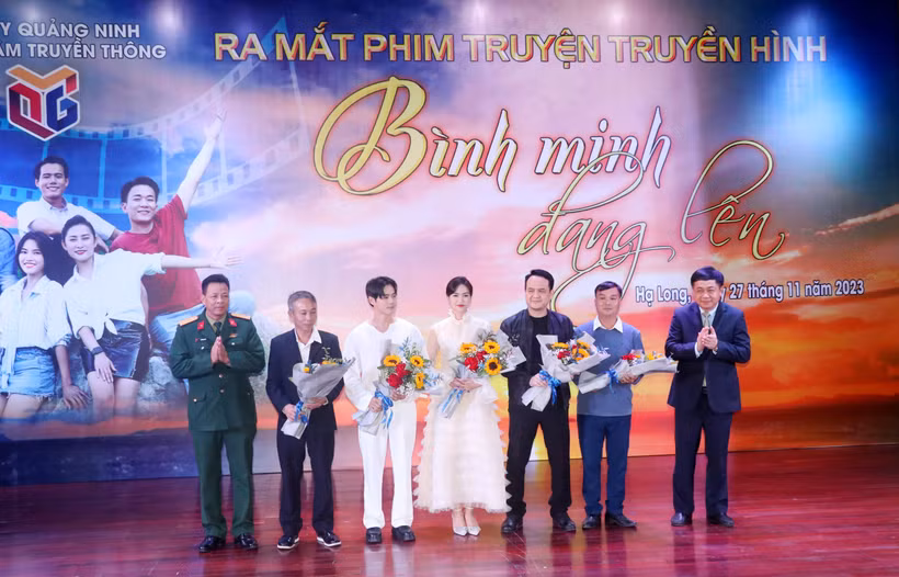 Trung tâm Truyền thông tỉnh Quảng Ninh tặng hoa cho đoàn làm phim. (Ảnh: Văn Đức/TTXVN)