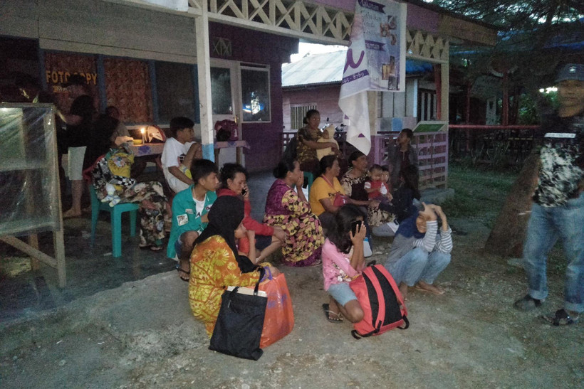 Người dân chạy ra khỏi nhà do lo ngại những dư chấn sau trận động đất ở Maluku, Indonesia ngày 14/7. (Ảnh: AFP/TTXVN)
