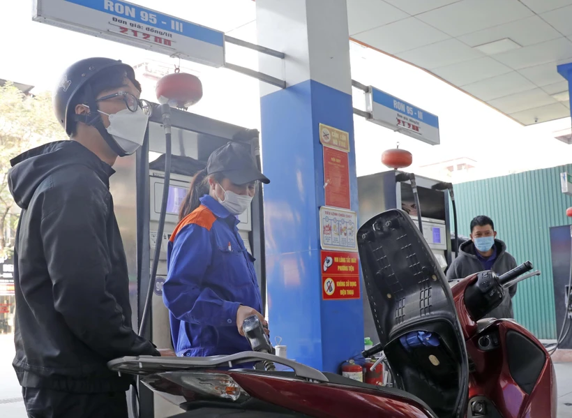 Mua, bán xăng, dầu tại một điểm kinh doanh xăng dầu (Hà Nội). (Ảnh: Trần Việt/TTXVN)