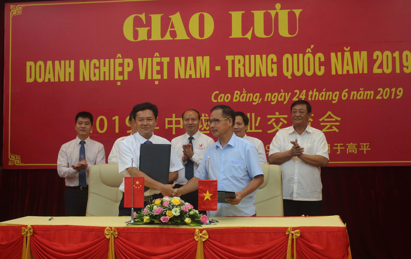 Doanh nghiệp hai bên kí biên bản hợp tác. (Ảnh: Chu Hiệu/TTXVN)