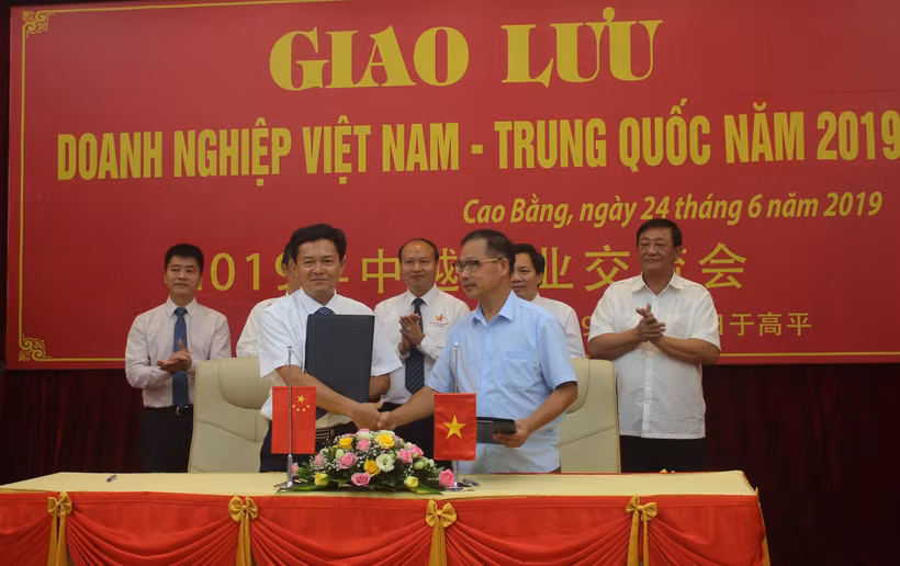 Doanh nghiệp hai bên kí biên bản hợp tác. (Ảnh: Chu Hiệu/TTXVN)