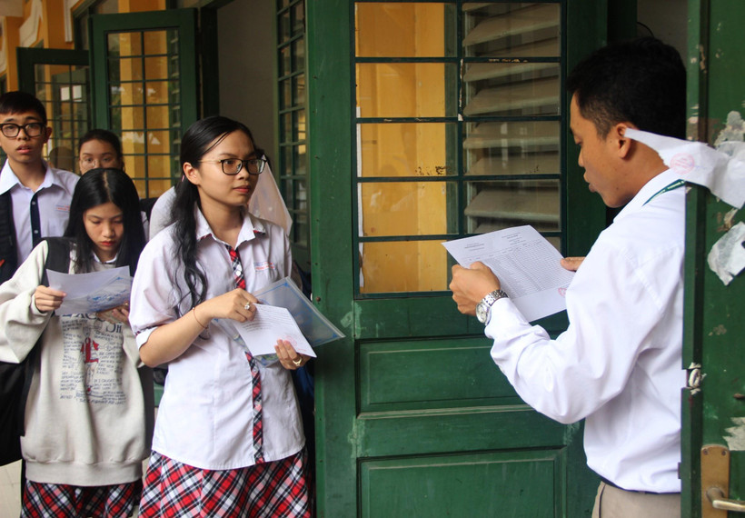 Thí sinh làm thủ tục vào phòng thi để nghe phổ biến quy chế thi tại điểm thi Trường trung học phổ thông Trưng Vương, Quận 1. (Ảnh: Xuân Dự/TTXVN)