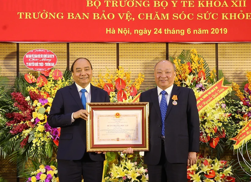 Thủ tướng Nguyễn Xuân Phúc trao Huân chương Độc lập hạng Nhất tặng Trưởng ban Bảo vệ, chăm sóc sức khỏe cán bộ Trung ương Nguyễn Quốc Triệu. (Ảnh: Lâm Khánh/TTXVN)
