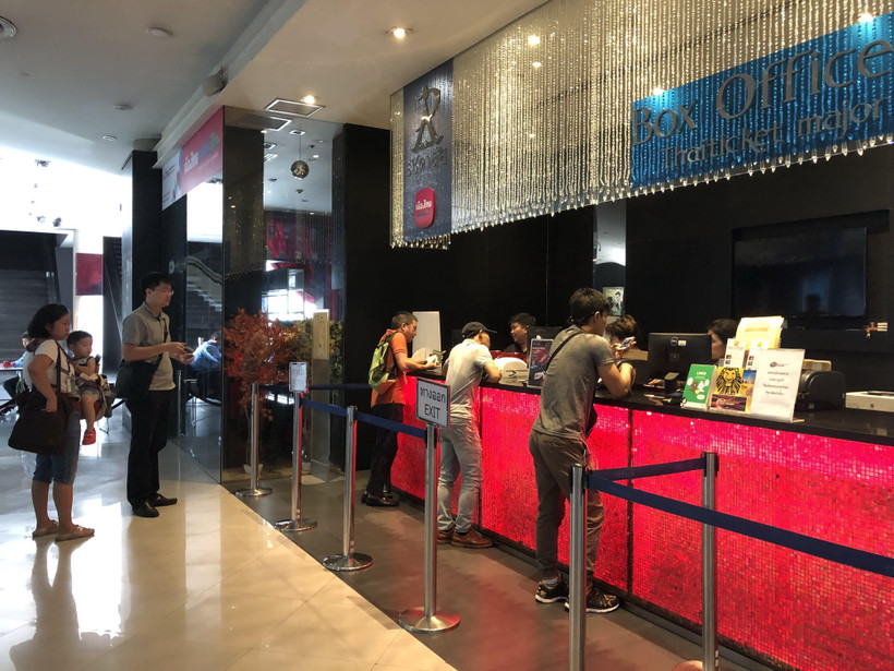 Tại địa điểm bán vé ở Trung tâm Thương mại Esplanade trên đường Ratchada ở Bangkok. (Ảnh: Ngọc Quang/TTXVN)