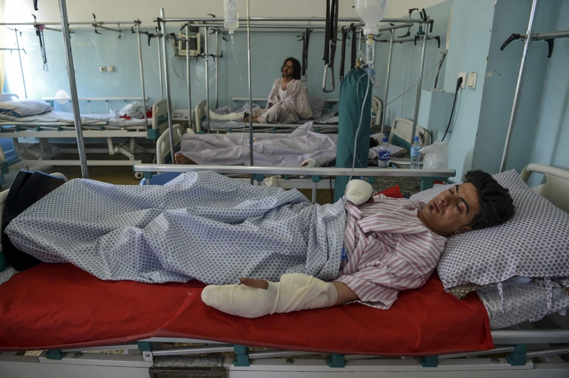 Nạn nhân bị thương trong vụ tấn công nhằm vào đám cưới ở Kabul, Afghanistan được điều trị tại một bệnh viện. (Ảnh: AFP/TTXVN)