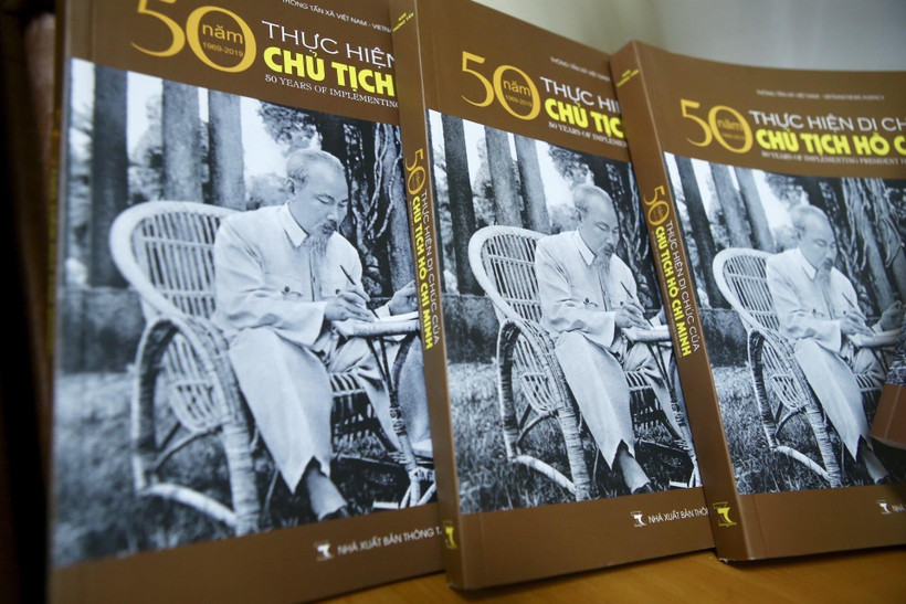 Cuốn sách ảnh "50 năm thực hiện Di chúc của Chủ tịch Hồ Chí Minh" vừa ra mắt. (Ảnh: Minh Quyết - TTXVN)