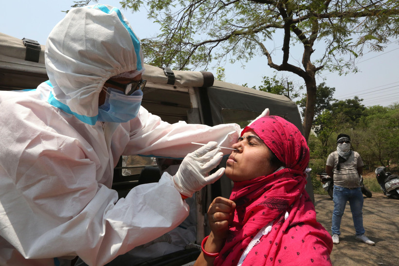 Nhân viên y tế lấy mẫu xét nghiệm COVID-19 cho người dân tại Madhya Pradesh, Ấn Độ ngày 10/4/2021. (Ảnh: THX/TTXVN)