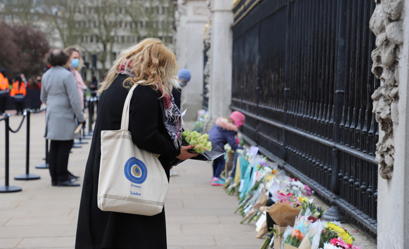 Người dân London đến đặt hoa tưởng niệm Hoàng thân Philip dọc theo cổng của Cung điện Buckingham. (Ảnh: Hải Vân/TTXVN)