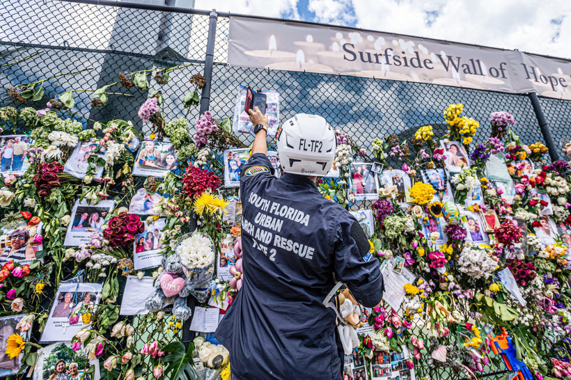 Tưởng niệm các nạn nhân trong vụ sập nhà ở hạt Miami-Dade, thành phố Surfside thuộc bang Florida (Mỹ), ngày 3/7/2021. (Ảnh: AFP/TTXVN)