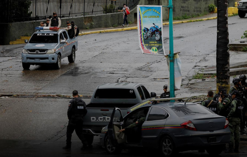 Lực lượng đặc nhiệm Venezuela tuần tra trên các đường phố của khu phố COTA 905 sau cuộc đối đầu vũ trang với các thành viên của băng nhóm tội phạm Koki ở Caracas ngày 9/7. (Nguồn: Ruters)