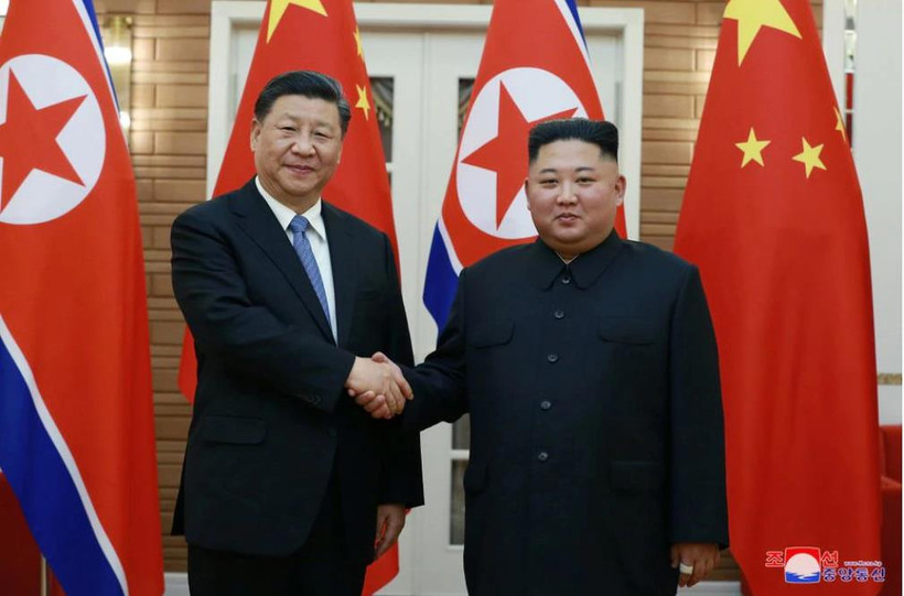 Nhà lãnh đạo Triều Tiên Kim Jong-un bắt tay Chủ tịch Trung Quốc Tập Cận Bình trong chuyến thăm của Chủ tịch Trung Quốc tại Bình Nhưỡng, Triều Tiên.(Nguồn: KCNA/Reuters)
