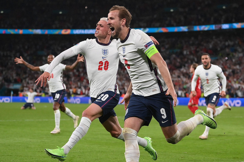 Tiền đạo Anh Harry Kane (phải) chia vui cùng đồng đội khi thắng tuyển Đan Mạch trong trận bán kết EURO 2020 ở Wembley (Anh) ngày 7/7/2021. (Ảnh: AFP/TTXVN)