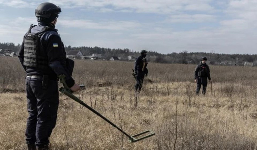 Các kỹ sư của Ukraine đang xử lý bom mìn. (Nguồn: Le Monde)
