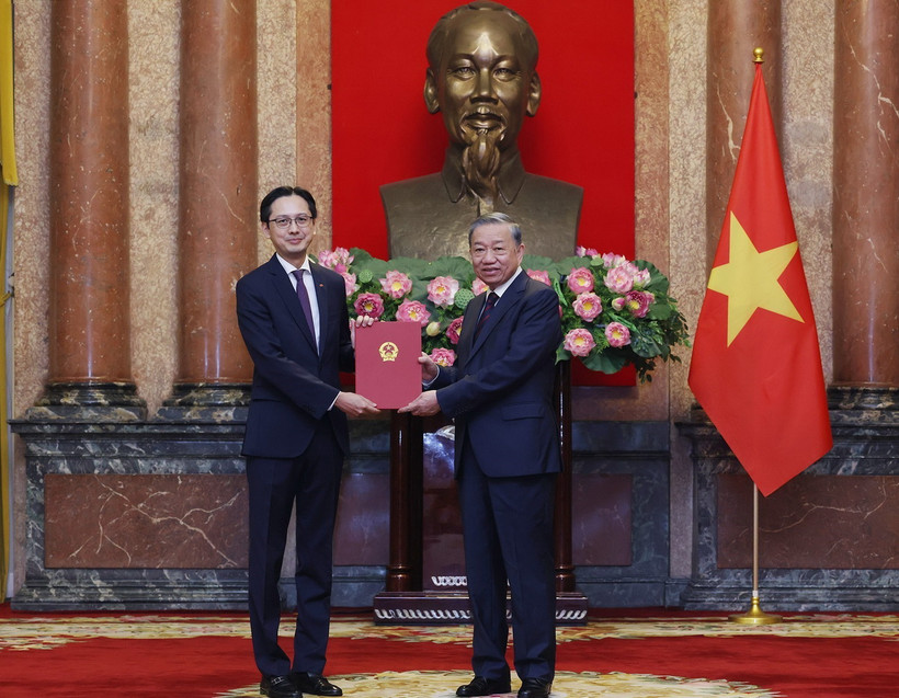Tổng Bí thư, Chủ tịch nước Tô Lâm trao quyết định bổ nhiệm Đại sứ, Trưởng đại diện Việt Nam ở nước ngoài nhiệm kỳ 2024-2027 cho Thứ trưởng Bộ Ngoại giao Đỗ Hùng Việt. (Ảnh: Lâm Khánh/TTXVN)