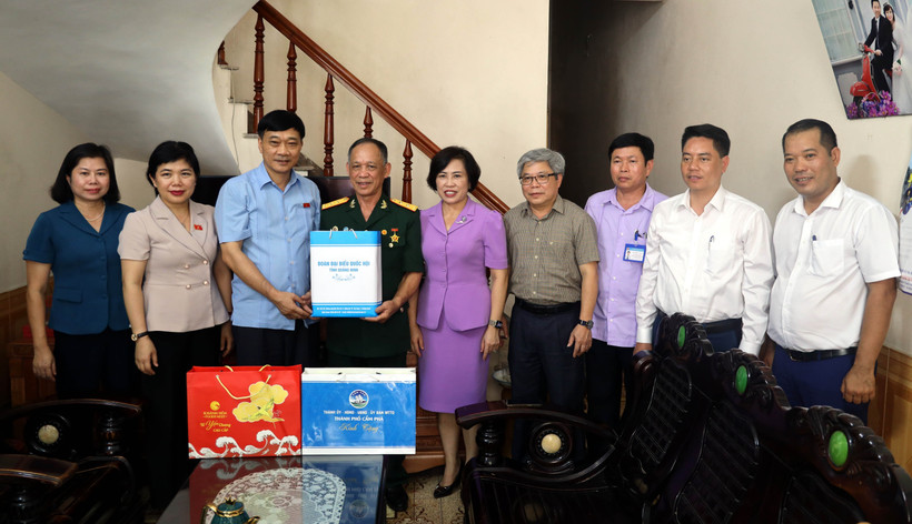 Ngày 26/7/2023, Đoàn Đại biểu Quốc hội tỉnh Quảng Ninh thăm, tặng quà ông Phạm Văn Tuật, bị chất độc hóa học, phường Cẩm Trung, thành phố Cẩm Phả. (Ảnh: Đức Hiếu/TTXVN)