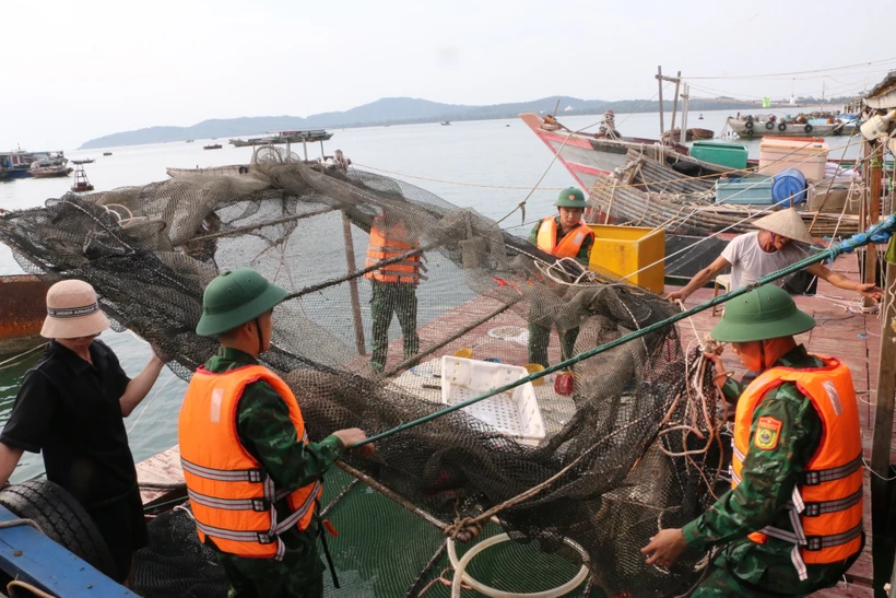 Bộ độ Biên phòng Cô Tô kêu gọi người dân, tàu thuyền về nơi tránh bão an toàn, sẵn sàng ứng phó với bão số 1, ngày 17/7/2023. (Ảnh: TTXVN phát)