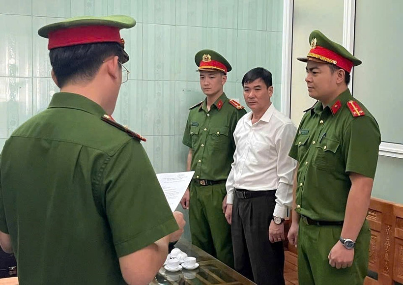 Đối tượng Hồ Đăng Chiến, nguyên Chủ tịch UBND xã Đức Trạch bị khởi tố, bắt tạm giam về tội “Giả mạo trong công tác”.(Ảnh: TXVN phát)