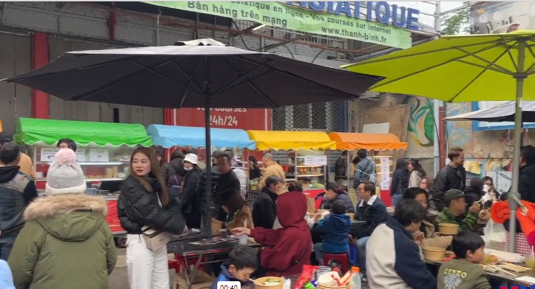 Hình ảnh được cắt từ clip cho thấy hoạt động này thu hút đông đảo người dân tham gia.