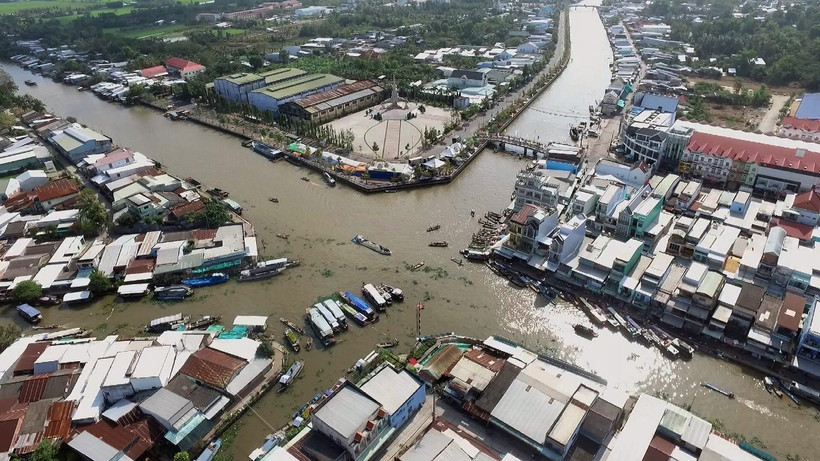 Chợ nổi Ngã Năm nhìn từ góc độ trên cao. (Ảnh: TTXVN phát)