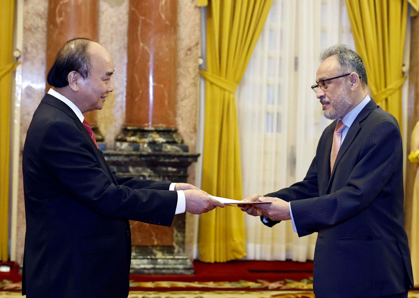 Chủ tịch nước Nguyễn Xuân Phúc tiếp nhận Quốc thư của Đại sứ El Salvador Ruben Omar Orozco Burgos. (Ảnh: Thống Nhất/TTXVN)