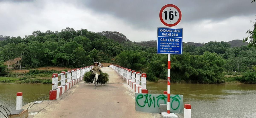 Những câu cầu treo dân sinh giúp người dân đi lại qua sông thuận lợi, không phải lo lắng mỗi khi mùa lũ về. (Ảnh: Việt Hùng/Vietnam+)