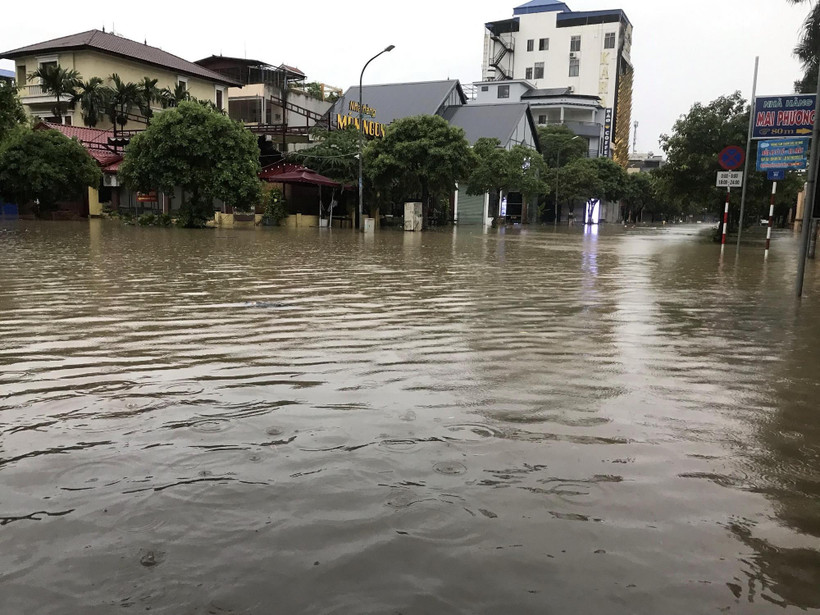 Nhiều tuyến phố trên địa bàn tỉnh Thái Nguyên bị ngập sâu trong nước. (Ảnh: Quân Trang-TTXVN)