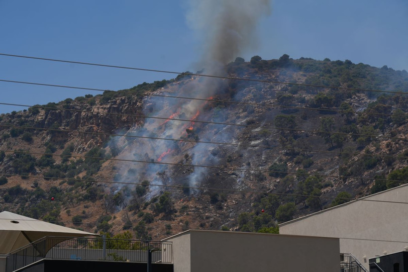 Khói bốc lên sau cuộc tấn công bằng tên lửa từ Liban xuống thành phố Kiryat Shmona, miền Bắc Israel ngày 9/8. (Ảnh: THX/TTXVN)