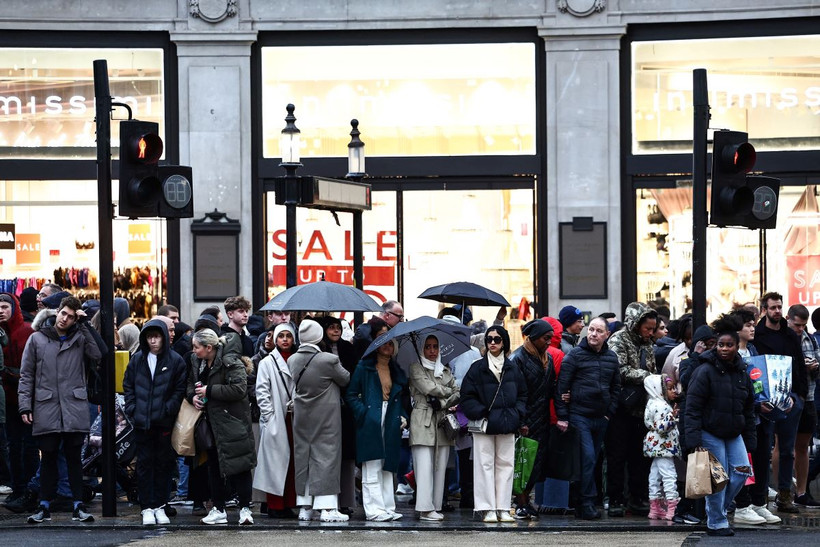 Người dân trên đường phố tại London, Anh. (Ảnh: AFP/TTXVN)