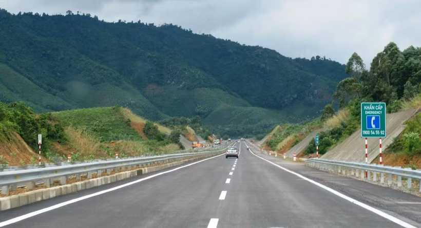 Phương tiện lưu thông trên một đoạn tuyến cao tốc đưa vào khai thác, vận hành. (Ảnh: Việt Hùng/Vietnam+)