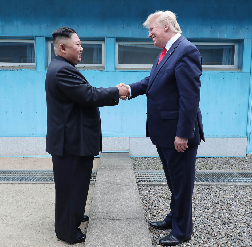 Tổng thống Mỹ Donald Trump (phải) và nhà lãnh đạo Triều Tiên Kim Jong-un trong cuộc gặp thượng đỉnh tại làng đình chiến Panmunjom trong Khu phi quân sự (DMZ) ngày 30/6/2019. (Ảnh: AFP/ TTXVN)